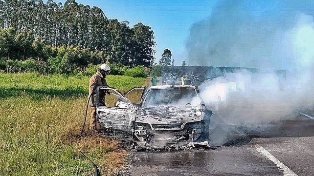El automóvil se incendió en la mañana del jueves. El automóvil se incendió en la mañana del jueves.