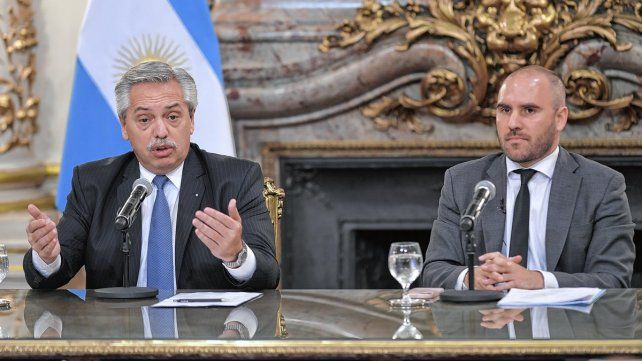 Alberto Fernández y Martín Guzmán anunciaron un bono para jubilados y trabajadores no registrados.
