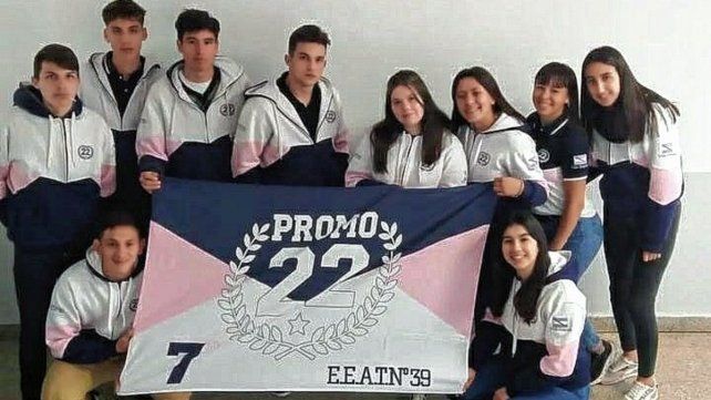 El acto académico se realizó en el parque de la institución educativa y comenzó con la presentación de los Egresados 2022 como técnicos en Producción Agropecuaria