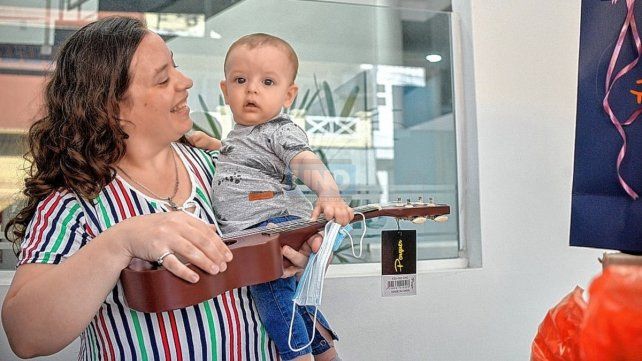 Juliana junto con Natanael buscaron sus premios por haber ganado el concurso del aniversario de UNO