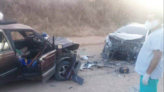 Choque frontal en Puerto Alvear: siete hospitalizados, entre ellos cinco menores. La escasa visibilidad por la broza podría ser uno de los desencadenantes del accidente