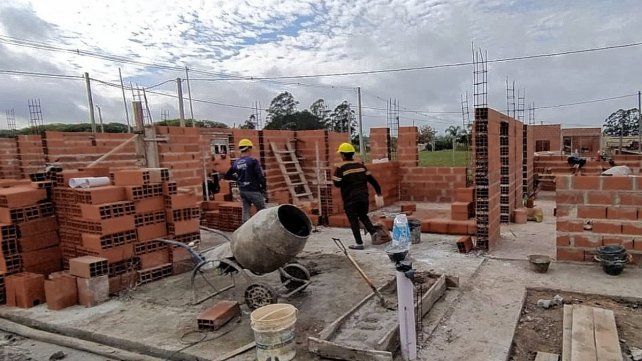 Firmaron convenios para construir viviendas en localidades del departamento Uruguay.