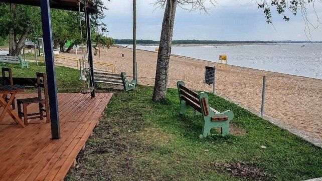 En la costa del Paraná, Villa Urquiza se destaca por su playa.