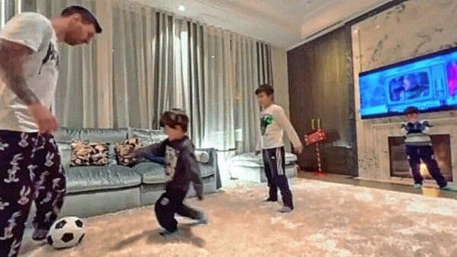 Lionel Messi se divirtió junto a sus hijos en un improvisado picado a la vera de la chimenea. Antonela Rocuzzo fue la encargada de la transmisión en Instagram.