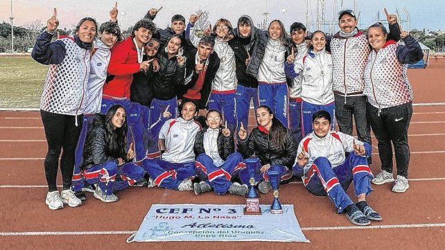 La delegación del CEF N°3 celebrando la Copa conquistada en Córdoba. La delegación del CEF N°3 celebrando la Copa conquistada en Córdoba.