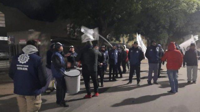 Obreros reclaman aumento salarial en el Parque Industrial de Paraná. Obreros reclaman aumento salarial en el Parque Industrial de Paraná.