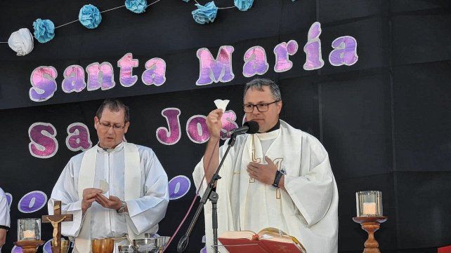 Convocatoria. El padre Walter Minigutti invitó a compartir la misa del domingo y luego acompañar la peña familiar.