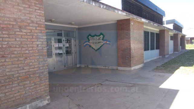 Hay sólo tres baños para 250 personas, entre niños y adultos. Mañana es el aniversario de la escuela de Empleados de Comercio de Paraná y no habrá festejos