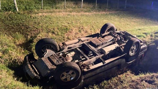 El conductor de una camioneta volcó en una alcantarilla en la ex ruta 26 y se negó a realizar el test de alcoholemia. Le retuvieron el vehículo El conductor de una camioneta volcó en una alcantarilla en la ex ruta 26 y se negó a realizar el test de alcoholemia. Le retuvieron el vehículo