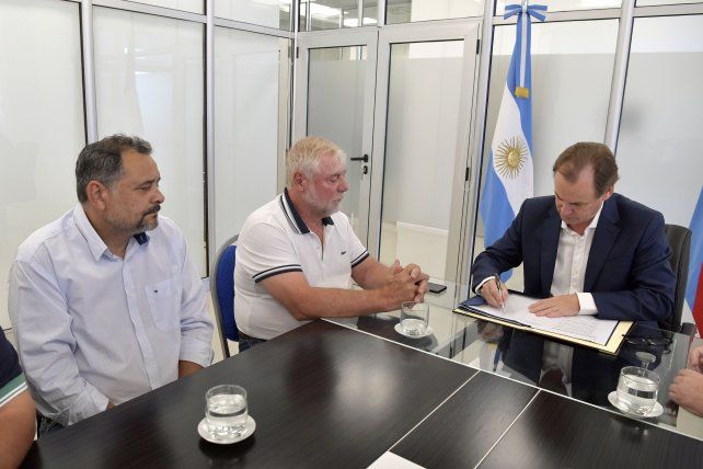 Acuerdo. Bordet firmó el instructivo con los secretarios generales Muntes y Allende.