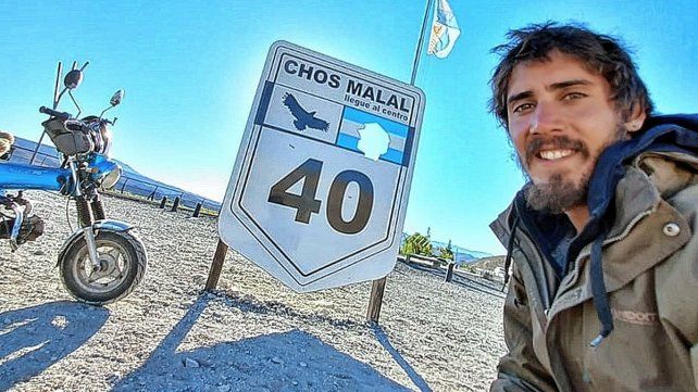 Su viaje fue en moto.