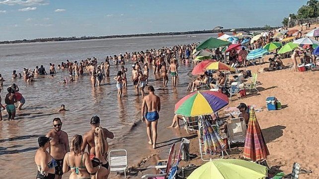 Las playas son una opción ante el calor y en Villa Urquiza reciben gran cantidad de visitantes.
