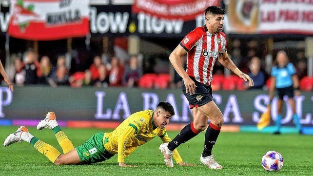 Defensa y Justicia sorprendió a Estudiantes en La Plata.