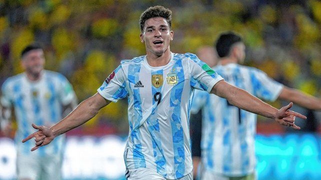 Julián Álvarez fue el autor del gol con el que Argentina derrota a Ecuador 1 a 0 y estira el invicto a 31 partidos.