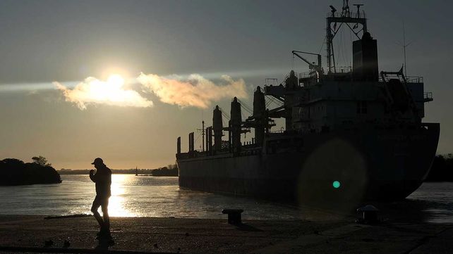 Al amanecer de este martes zarpó un buque cargado rumbo al puerto de Ibicuy.