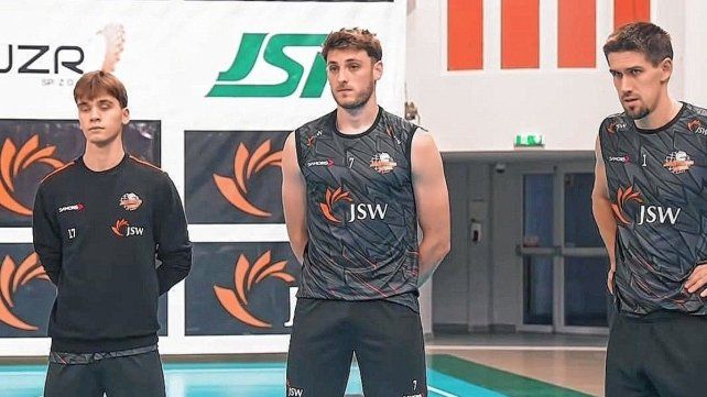 Luciano Vicentín (en el medio) en Polonia. Luciano Vicentín (en el medio) en Polonia.