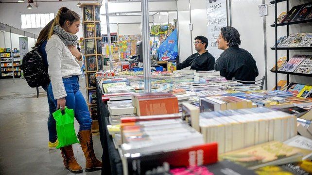 Con entrada gratuita, del 20 al 22 de noviembre en la Escuela del Centenario comienza Feria del Libro Paraná Lee, la más grande de la región.