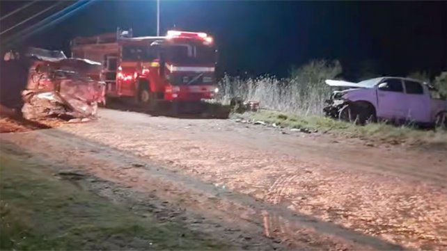 Dos camionetas chocaron en Ruta Provincial 9. Una mujer que iba como acompañante en uno de los vehículos murió en el lugar, el conductor del otro rodado en el hospital Dos camionetas chocaron en Ruta Provincial 9. Una mujer que iba como acompañante en uno de los vehículos murió en el lugar, el conductor del otro rodado en el hospital