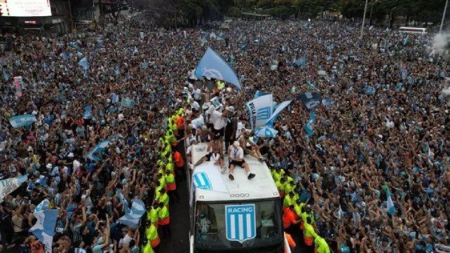 Una multitud en los festejos de Racing campeón de la Copa Sudamericana. Una multitud en los festejos de Racing campeón de la Copa Sudamericana.