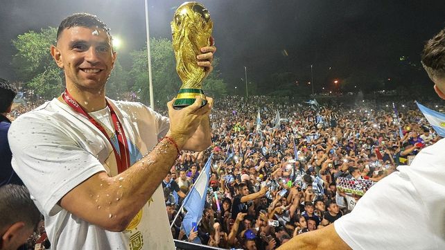 Emiliano Dibu Martínez muestra la Copa del Mundo ante la multitud.