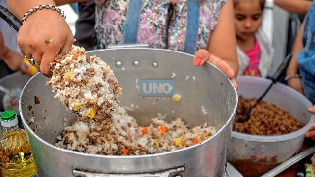 Cada vez más personas acuden a comedores barriales para poder alimentarse. Cada vez más personas acuden a comedores barriales para poder alimentarse.