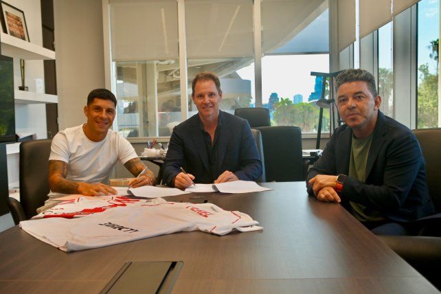 Enzo Pérez junto a Jorge Brito (presidente de River Plate) y Marcelo Gallardo. Enzo Pérez junto a Jorge Brito (presidente de River Plate) y Marcelo Gallardo.