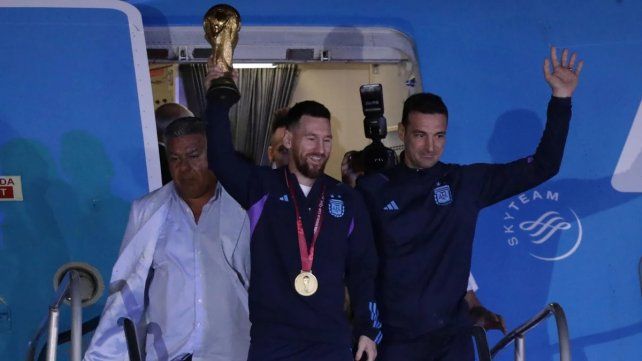 Messi y Scaloni, con la Copa ganada en Qatar 2022.