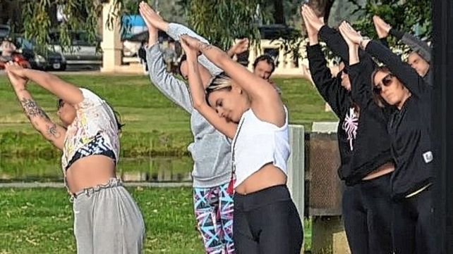 Yoguis. Las personas eligen el yoga porque reduce los niveles de ansiedad y de estrés. Yoguis. Las personas eligen el yoga porque reduce los niveles de ansiedad y de estrés.