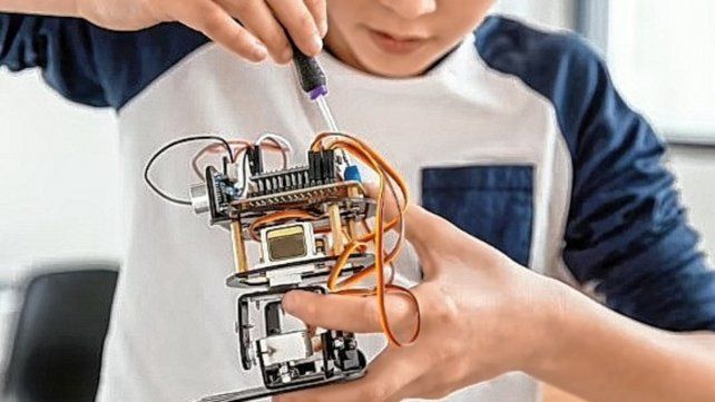 Robótica y Programación. El objetivo es desarrollar competencias en nuevos lenguajes científicos y tecnológicos.