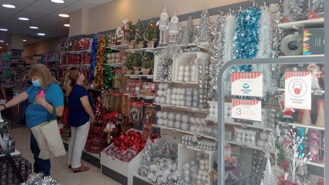 Hay accesorios navideños para todos los bolsillos.