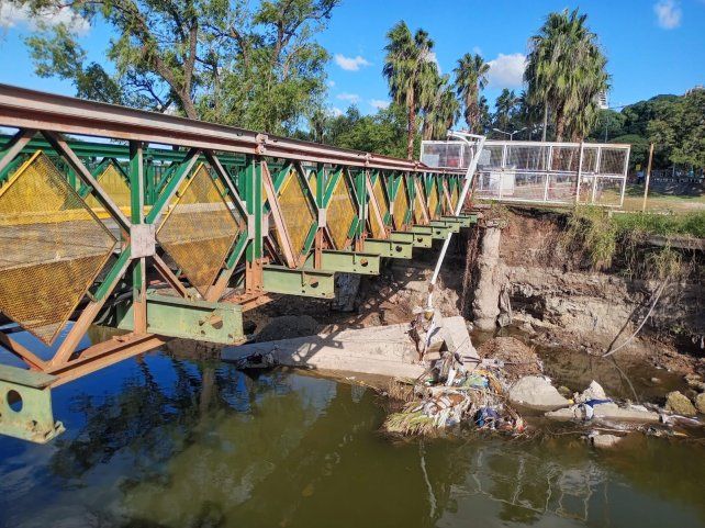 El puente está en la principal entradas del club. El puente está en la principal entradas del club.