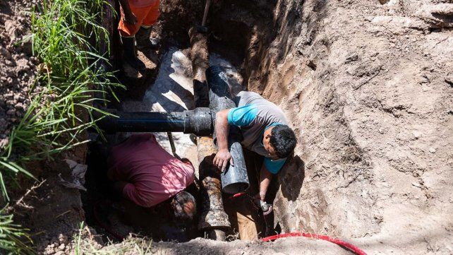 Trabajan en las cañerias agua potable.