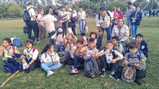 Parte de la delegación del grupo scout 1184 Santo Domingo Savio de Paraná, junto a dirigentes