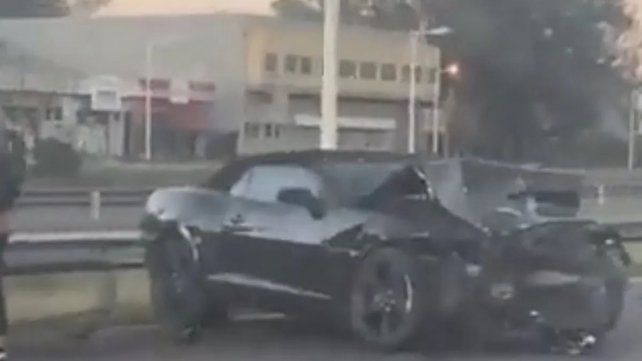 El cantante de música urbana RKT, Kaleb Di Masi, fue internado de urgencia tras protagonizar un tremendo accidente vial. Investigan si corría una picada