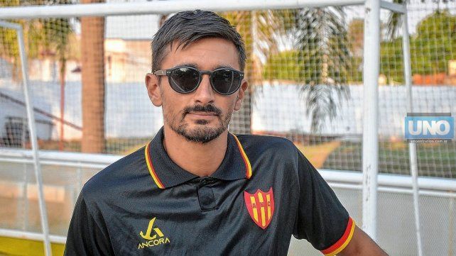 El jugador de futsal Juan Cruz Butvilofsky está a cargo de la organización de la Copa Pingüina.