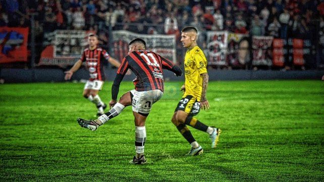Juan Cruz Esquivel ya sacó el remate que se transformó en el tercer gol de Patronato. Juan Cruz Esquivel ya sacó el remate que se transformó en el tercer gol de Patronato.