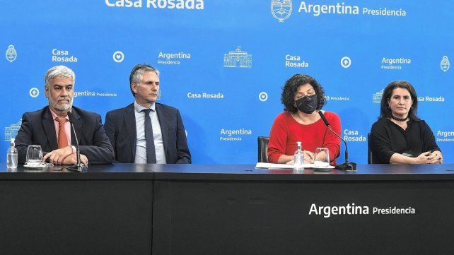 Los funcionarios presentaron el acuerdo con los laboratorios para congelar los precios de los medicamentos.