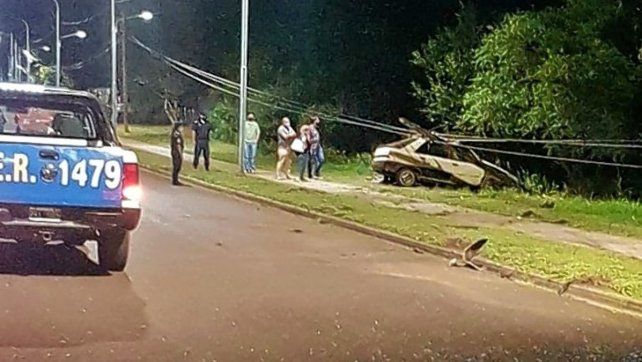 Concordia: hombre murió tras chocar con su auto una columna y luego un poste