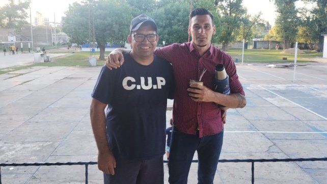 Jano Díaz, uno de los fundadores de la Peña Edgardo Chacho Comar, y el presidente del Club Universitario, Leonardo Acosta. Jano Díaz, uno de los fundadores de la Peña Edgardo Chacho Comar, y el presidente del Club Universitario, Leonardo Acosta.