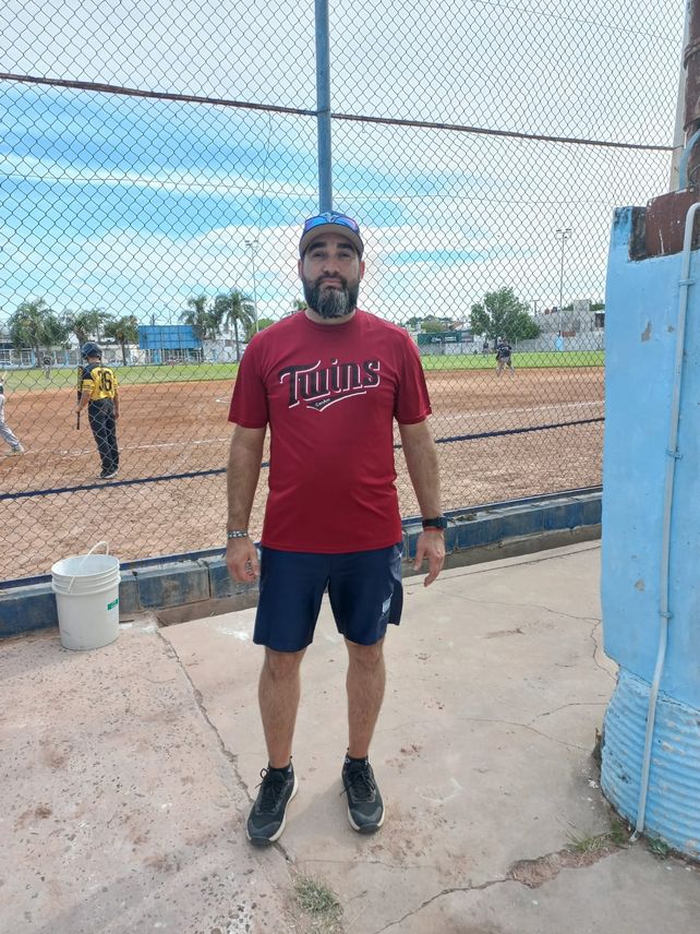 Lautaro Ferrara, uno de los entrenadores de la Primera de Don Bosco. Lautaro Ferrara, uno de los entrenadores de la Primera de Don Bosco.