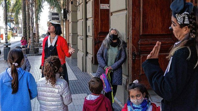 En cada función de Venite al Teatro, dos payasas asesoran al público sobre el protocolo previo a los espectáculos.