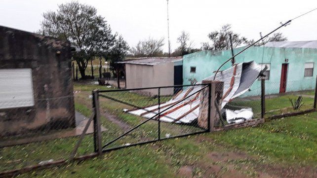 Fuertes lluvias y tormenta afectaron varias viviendas en Villa Dominguez