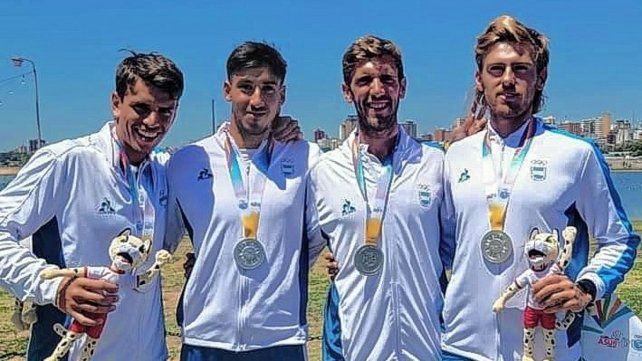 Emiliano Calderón (segundo de izquierda a derecha) junto a sus compañeros de equipo.