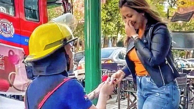 Carlos propuso casamiento a Vanesa de una manera especial Carlos propuso casamiento a Vanesa de una manera especial