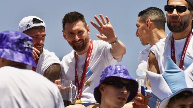 Messi y sus compañeros, entre ellos el entrerriano Lisandro Martínez, en la caravana de la gloria.