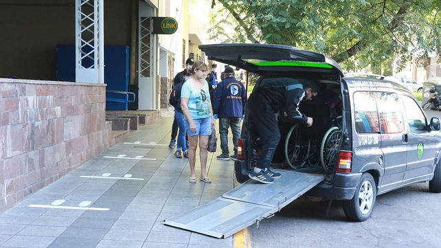 Bajan una silla de ruedas en la sede bancaria de calle La Rioja. Bajan una silla de ruedas en la sede bancaria de calle La Rioja.