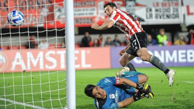 Estudiantes de La Plata derrotó 4 a 0 a Tacuary y sigue de buena racha en el certamen internacional.