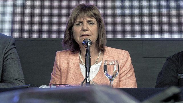 A Bullrich le recordaron querer "regalar las Islas Malvinas" por vacunas