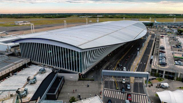 Irse del país vía Ezeiza es un slogan para no hacerse cargo de los errores propios. Irse del país vía Ezeiza es un slogan para no hacerse cargo de los errores propios.