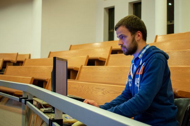 Maksim se graduó en Libertador San Martín, donde vivió varios años.